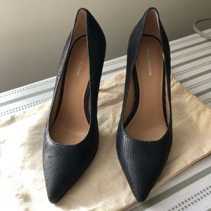 Navy leather embossed Pour la Victoire pumps.